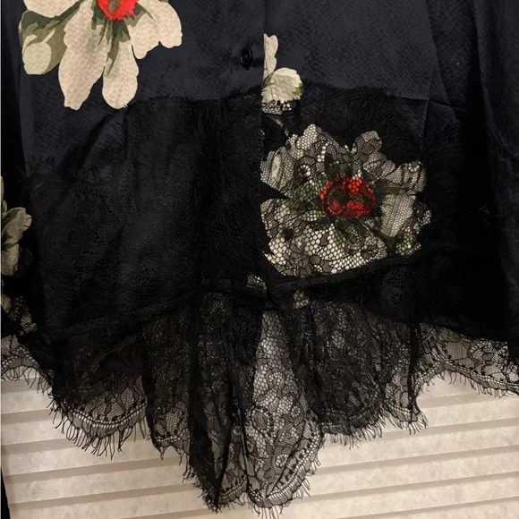 VINCE.‎ Gardenia Floral Print Tie Sleeve Silk Blouse w/added Lace Hem - Size M - Picture 4 of 8